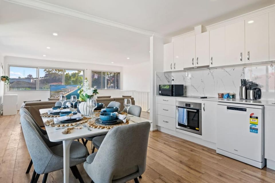 1Mins to Pinelands Plaza 4BR Chic Family Retreat House in Brisbane