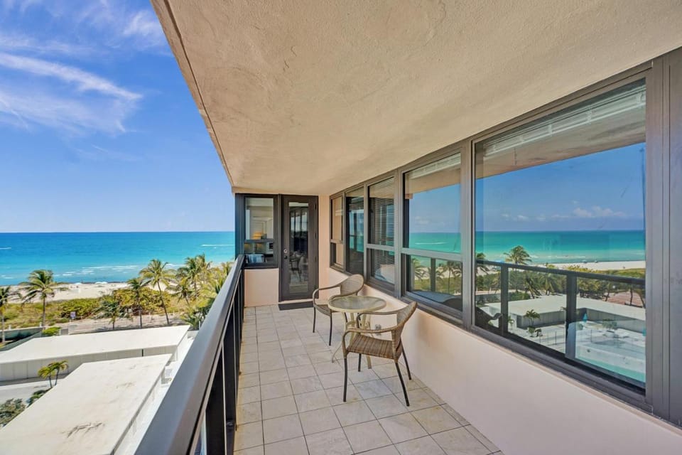 Luxury Condo with Resort Amenities Pools Gym and Sauna 804 Apartment in Miami Beach