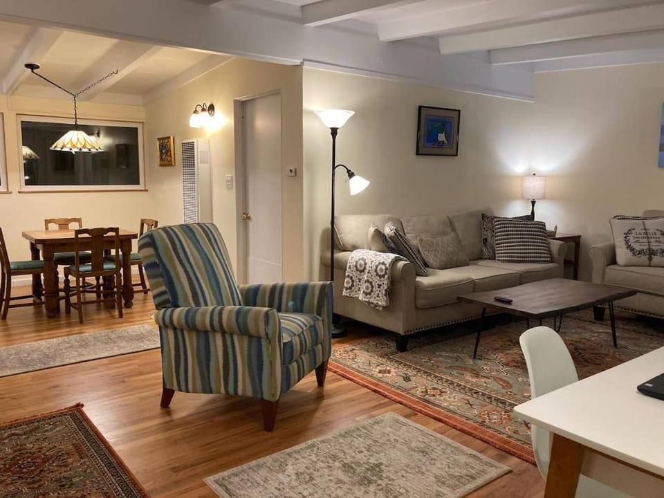 Cozy Hideaway and Hot Tub. Pet Friendly. House in Eureka