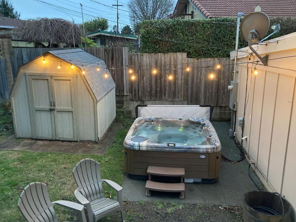 Cozy Hideaway and Hot Tub. Pet Friendly. House in Eureka