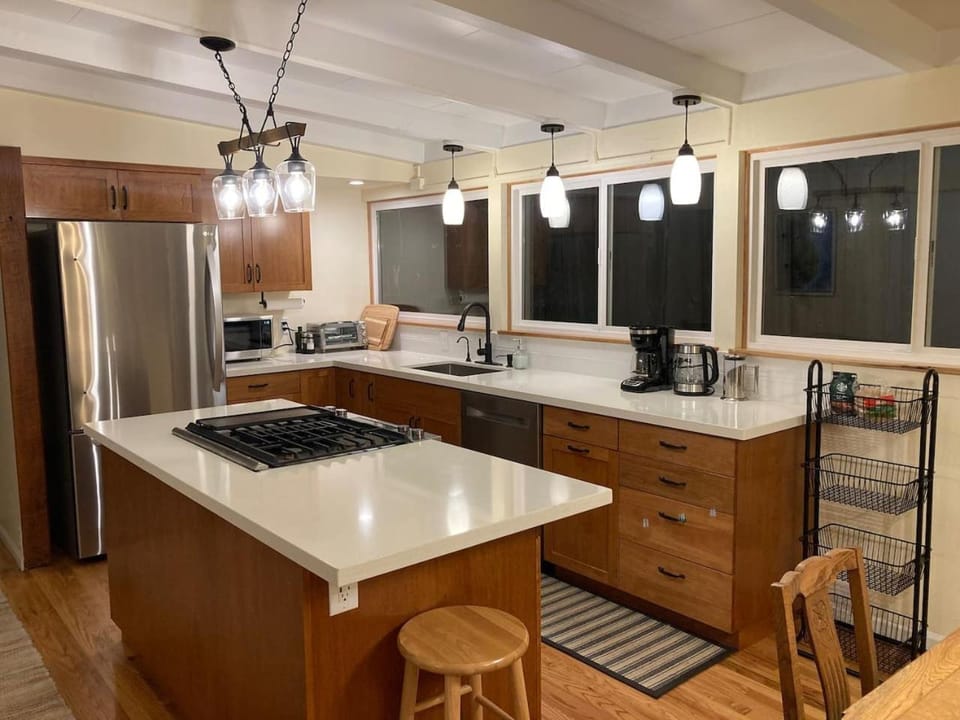 Cozy Hideaway and Hot Tub. Pet Friendly. House in Eureka