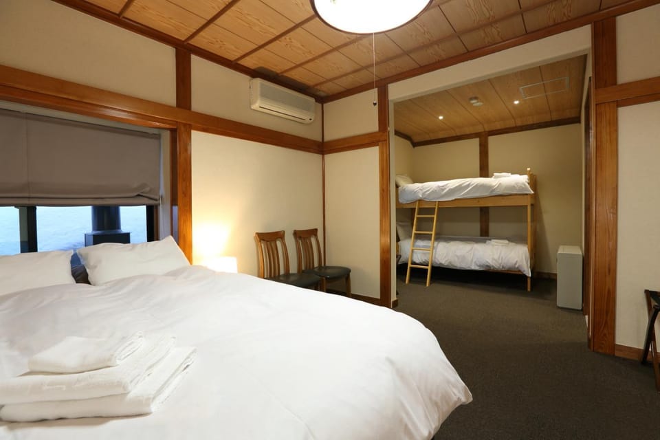 Bedroom, bunk bed