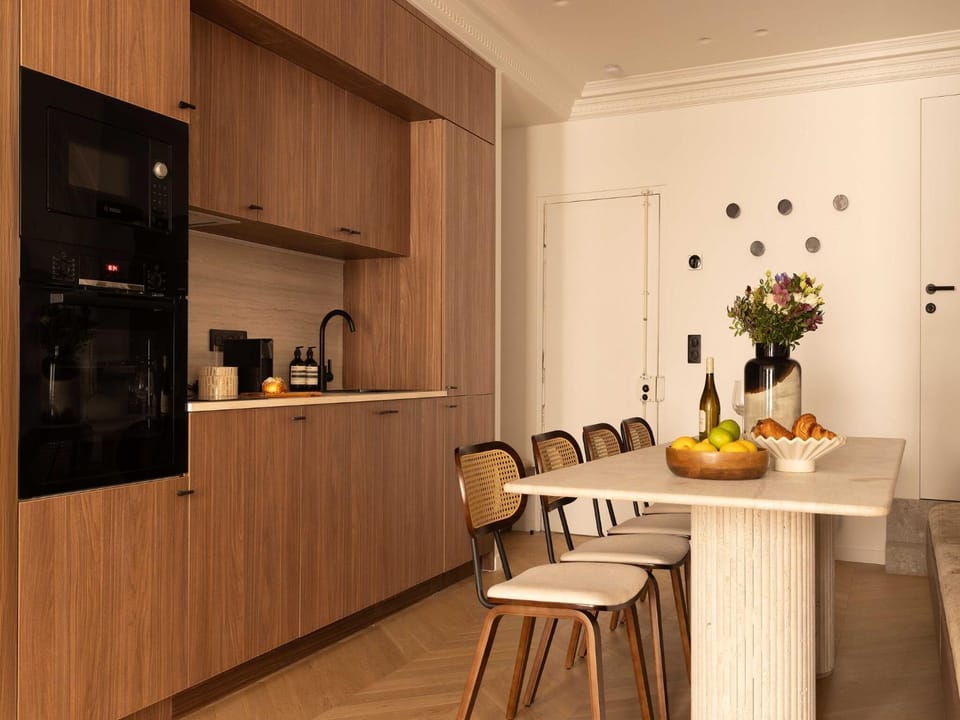 Kitchen or kitchenette, Dining area