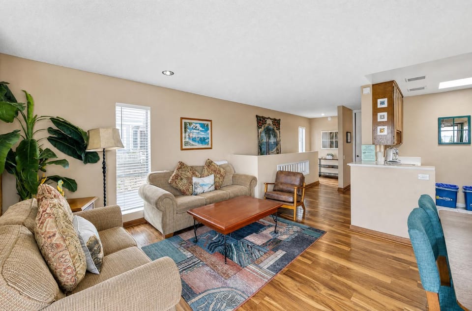 211W 211 Whittley House in Avalon