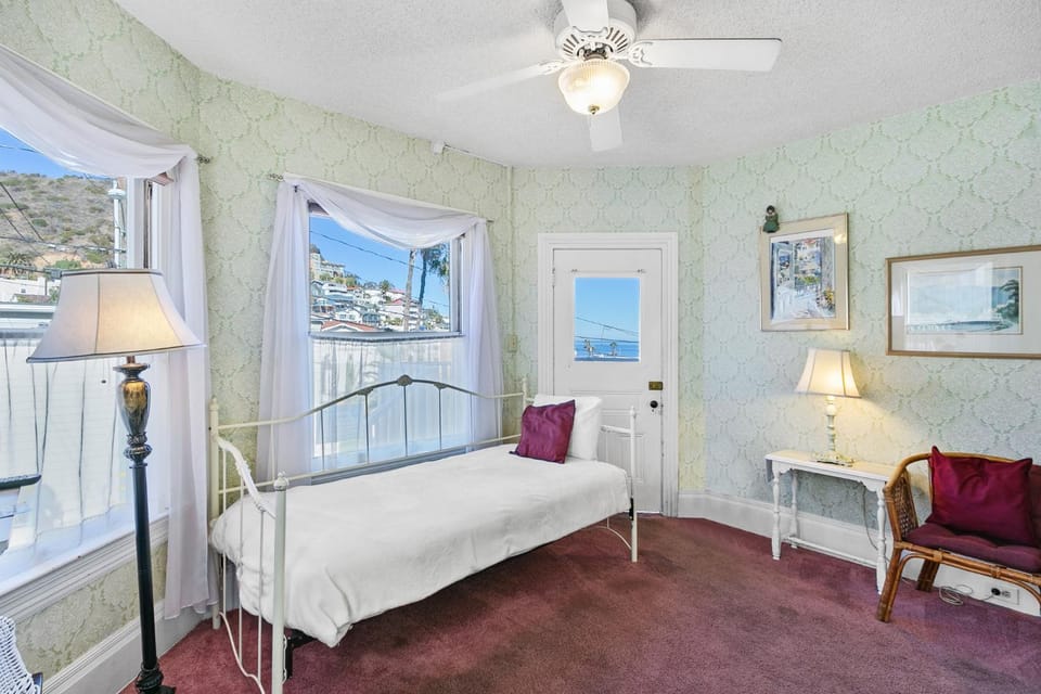 216WA 216 Whittley A House in Avalon