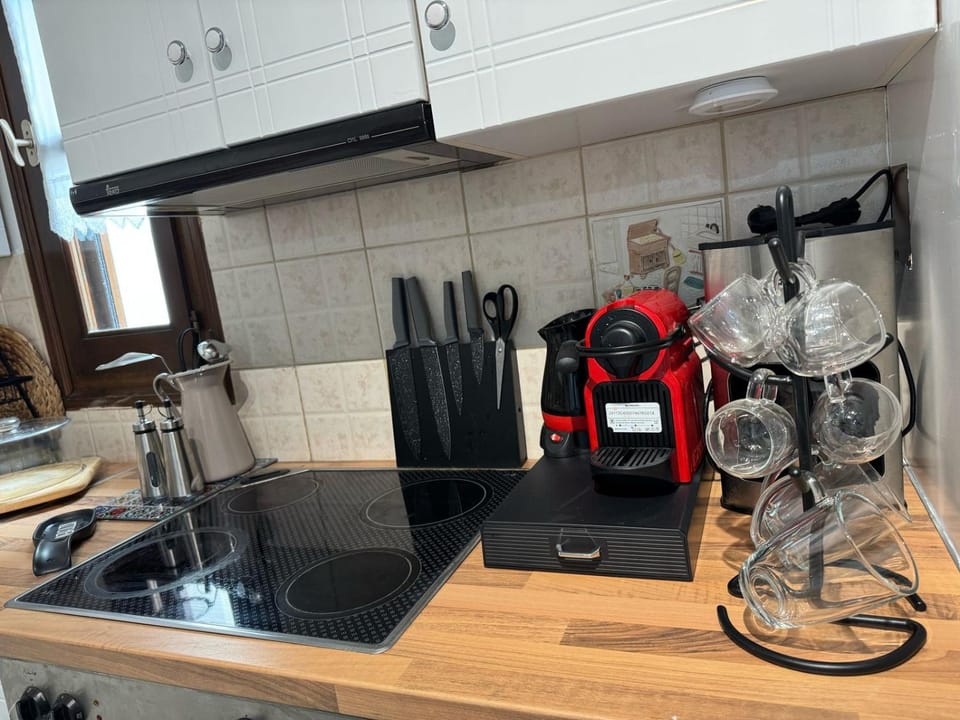 Coffee/tea facilities, Kitchen or kitchenette, stove