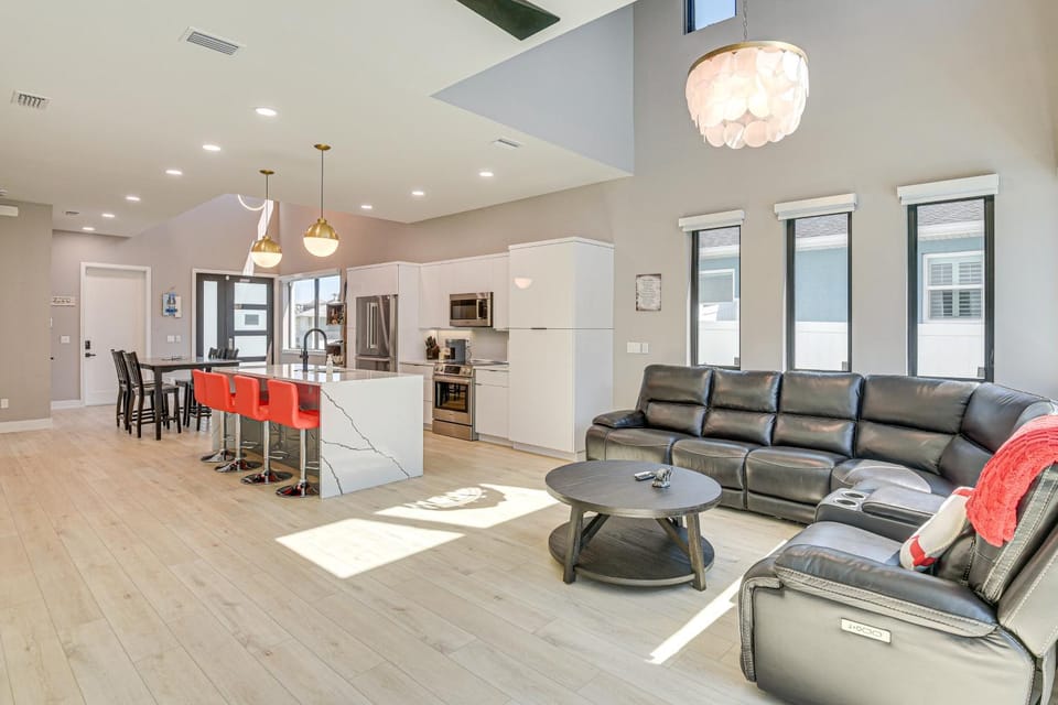 Walk to Shore: Modern Stunner in Ormond Beach! House in Ormond By The Sea