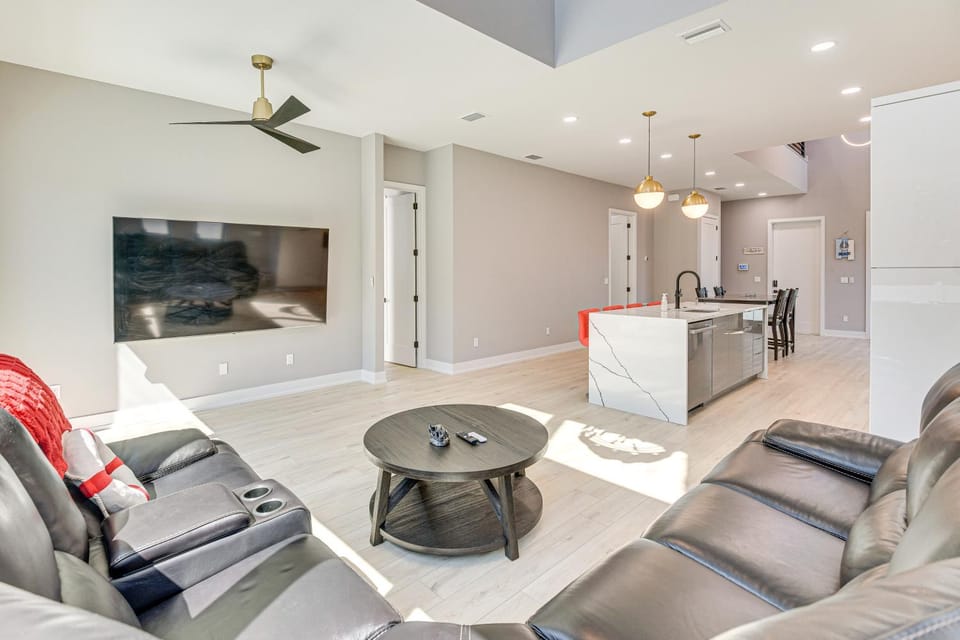 Walk to Shore: Modern Stunner in Ormond Beach! House in Ormond By The Sea