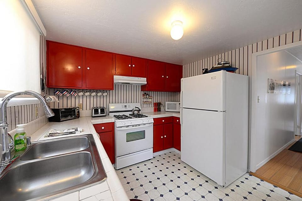 219CL 219 Claressa Ave House in Avalon