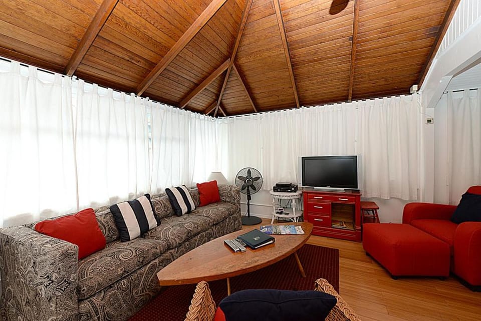 219CL 219 Claressa Ave House in Avalon