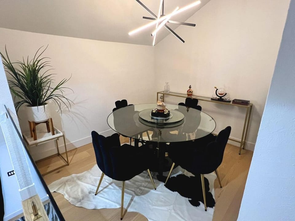 Game Room, Seating area