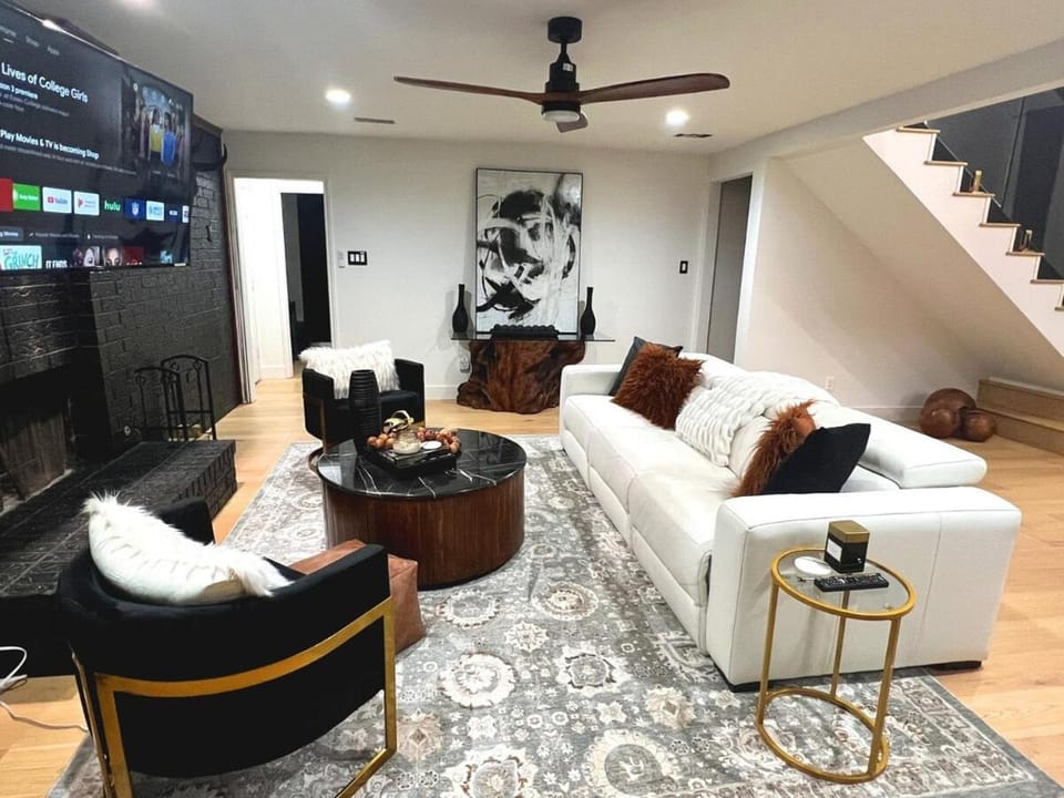 TV and multimedia, Living room, Seating area, Evening entertainment, fireplace