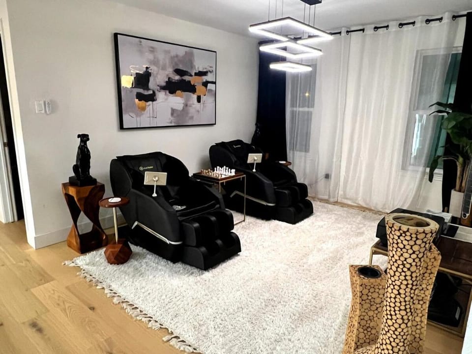 Massage, Seating area