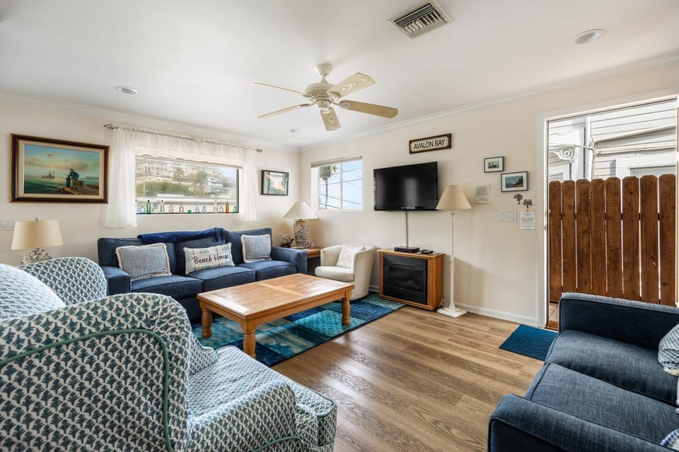 220W 220 Whittley House in Avalon