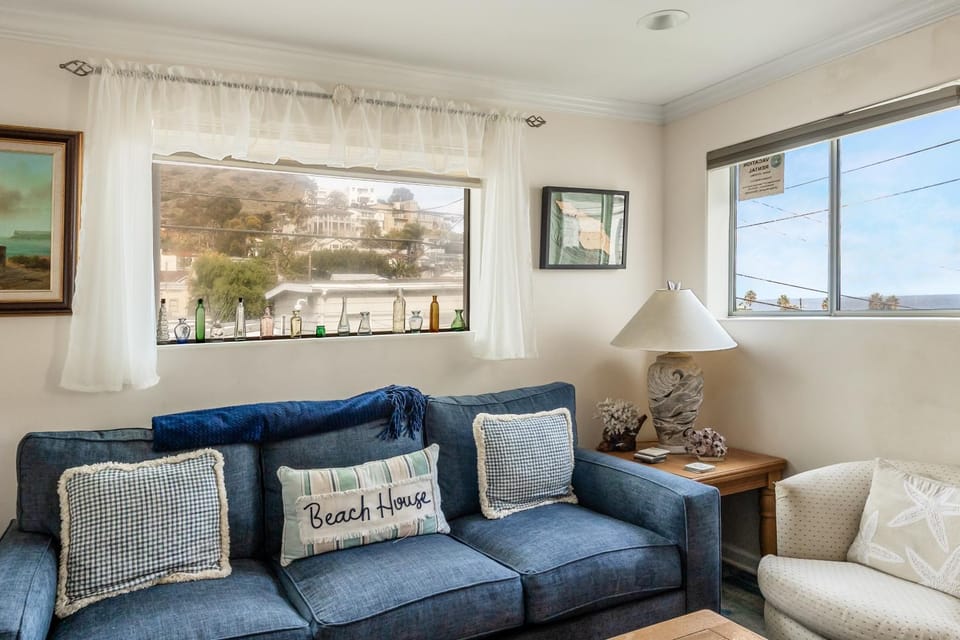 220W 220 Whittley House in Avalon