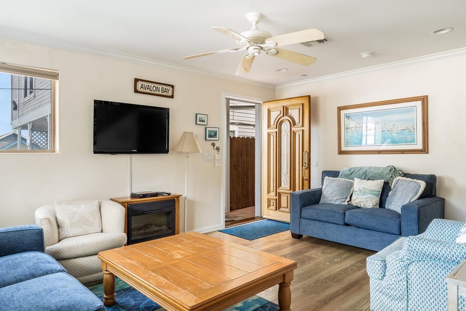 220W 220 Whittley House in Avalon
