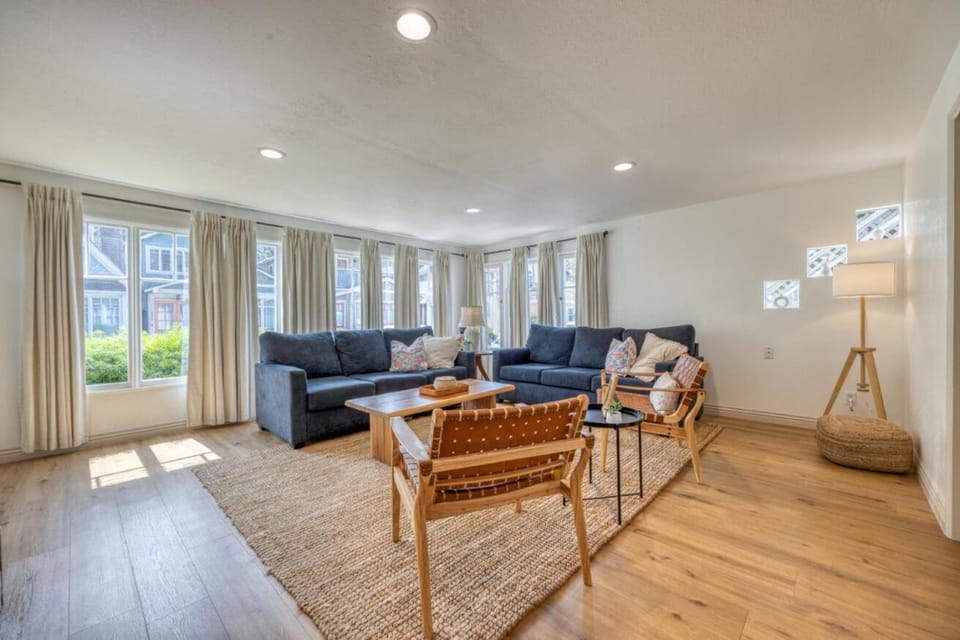 221CL 221 Claressa Ave House in Avalon