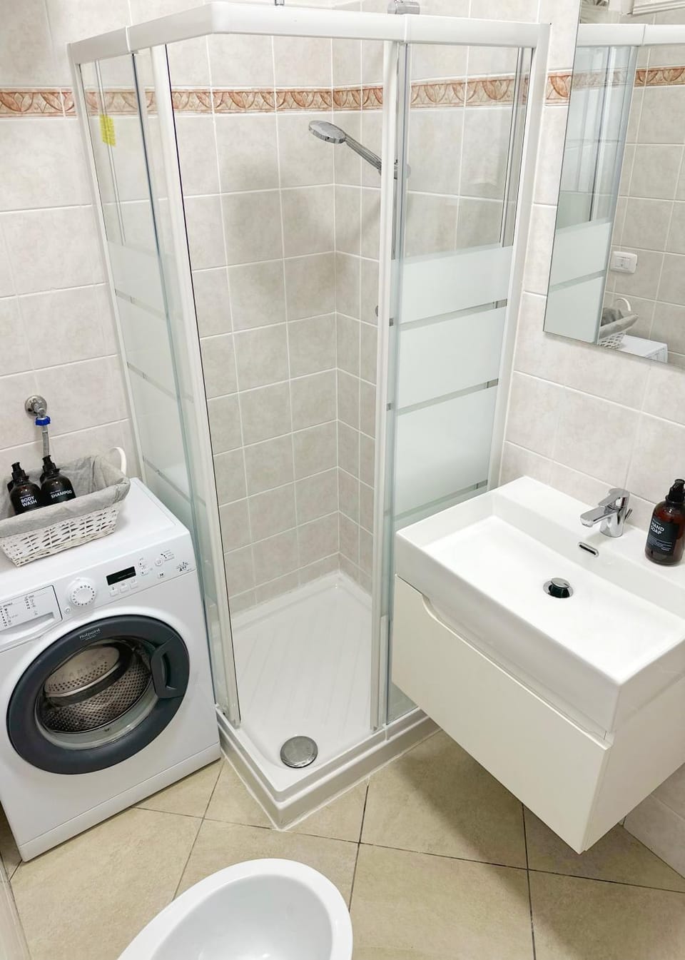 Shower, Bathroom, towels, washing machine