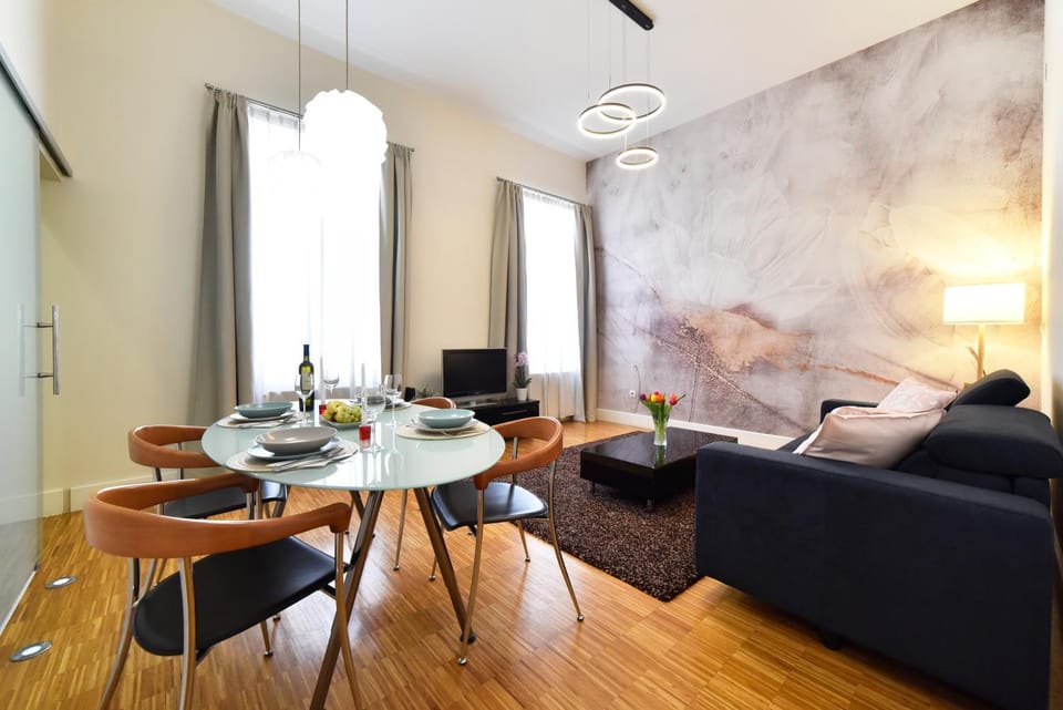 TV and multimedia, Living room, Seating area, Dining area