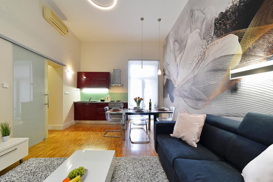 TV and multimedia, Kitchen or kitchenette, Living room, Seating area, Dining area, air conditioner