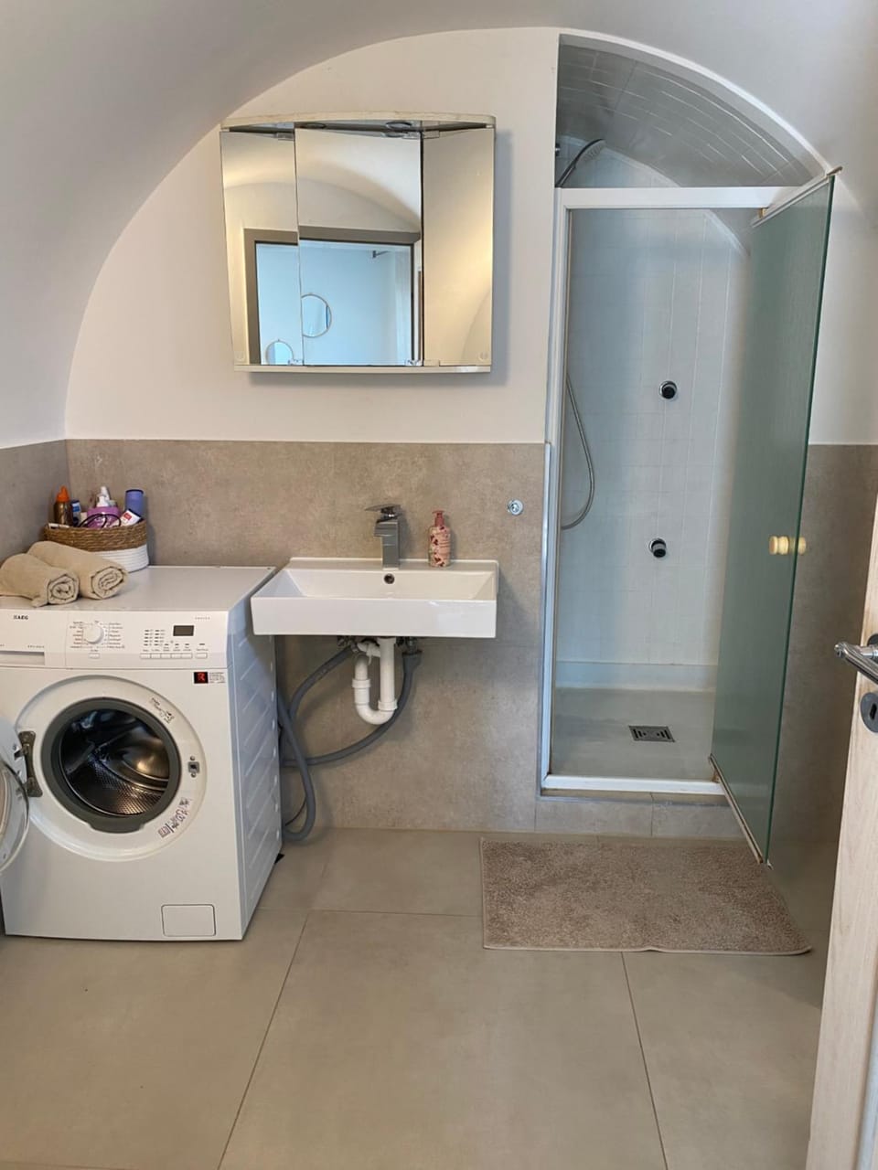 Bathroom, washing machine