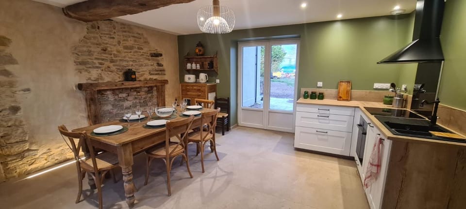 Coffee/tea facilities, Kitchen or kitchenette, dishwasher, oven, stove, toaster