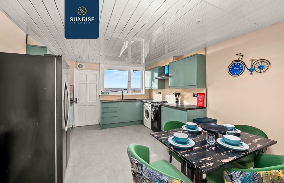 Kitchen or kitchenette, Dining area, oven, stove