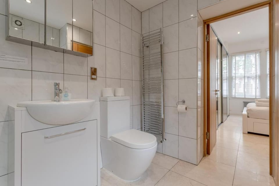 Shower, Toilet, Bathroom, Bedroom