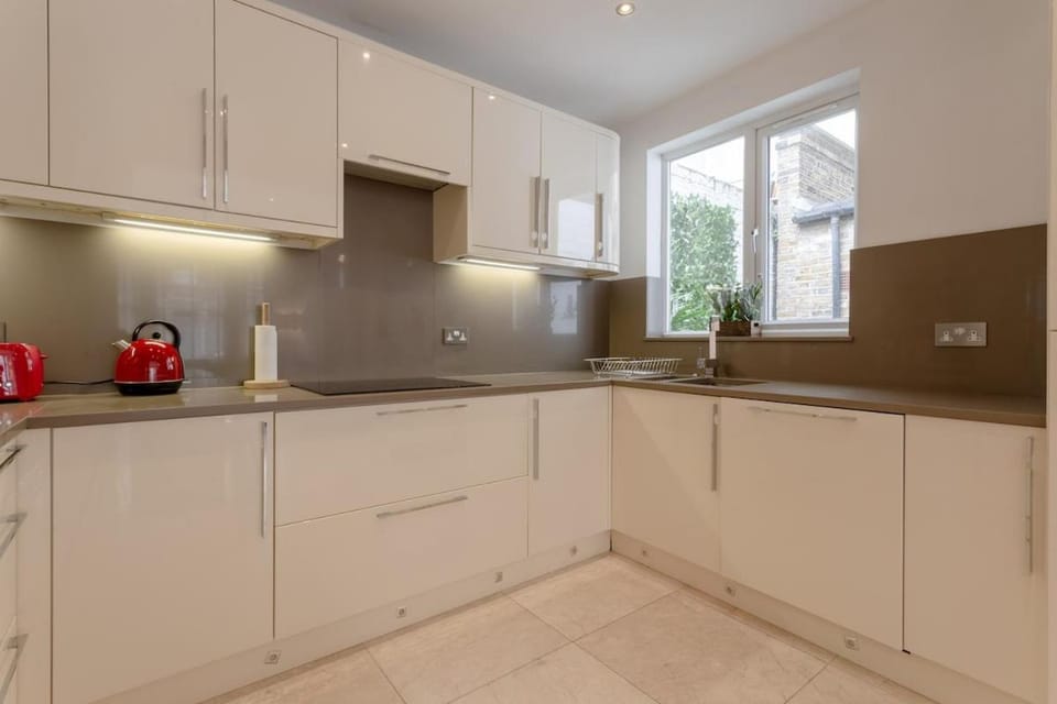 Restaurant/places to eat, Kitchen or kitchenette, dishwasher, pet friendly, stove