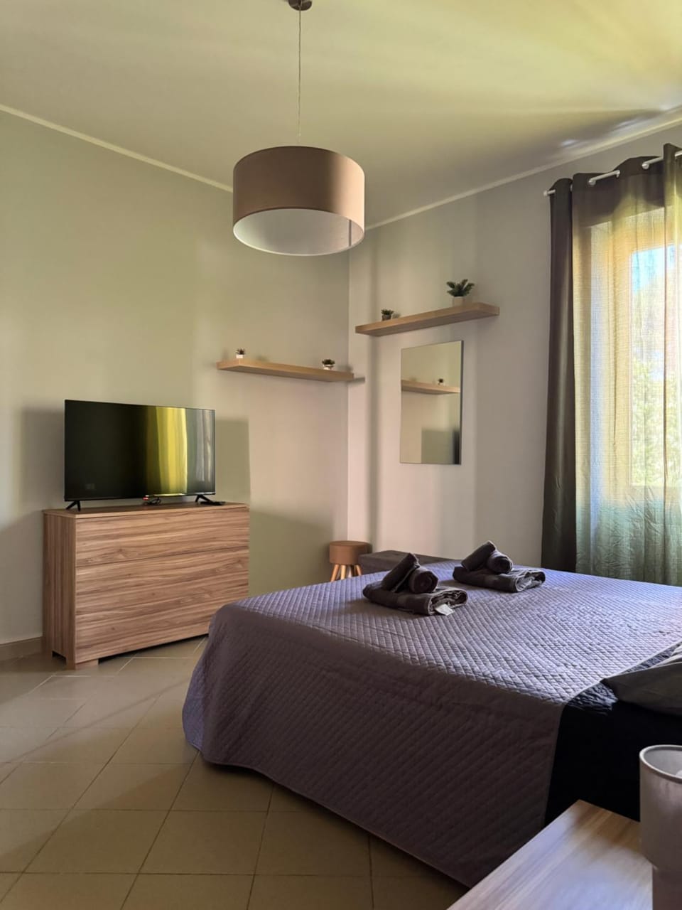 Bed, TV and multimedia, Photo of the whole room, Bedroom, towels