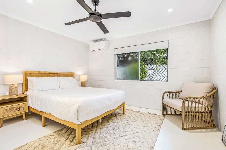 Bright and Spacious Triplex Near Holloways Beach House in Cairns