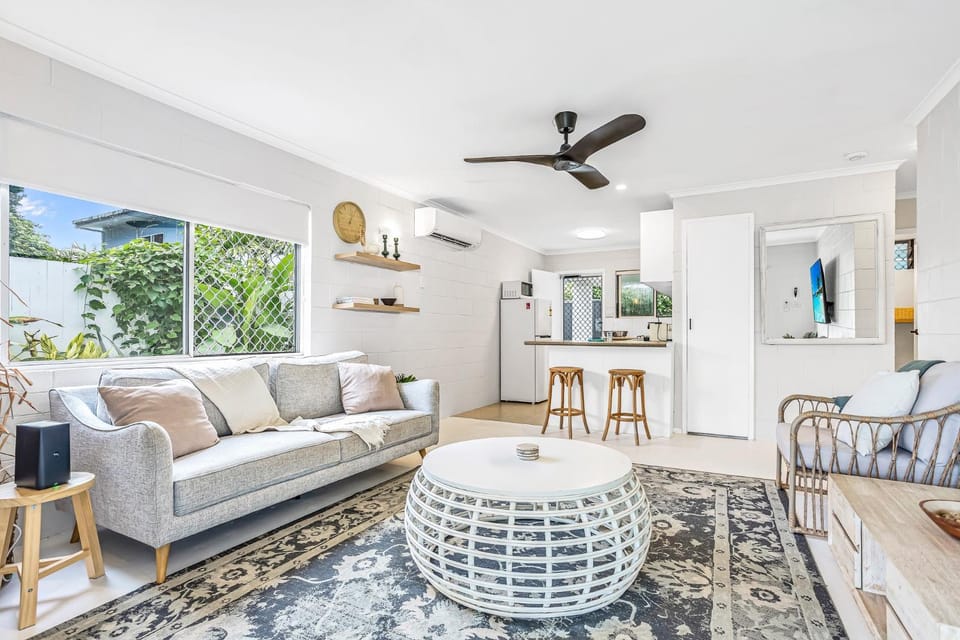 Bright and Spacious Triplex Near Holloways Beach House in Cairns