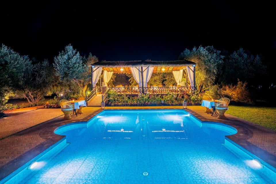 Restaurant/places to eat, Swimming pool