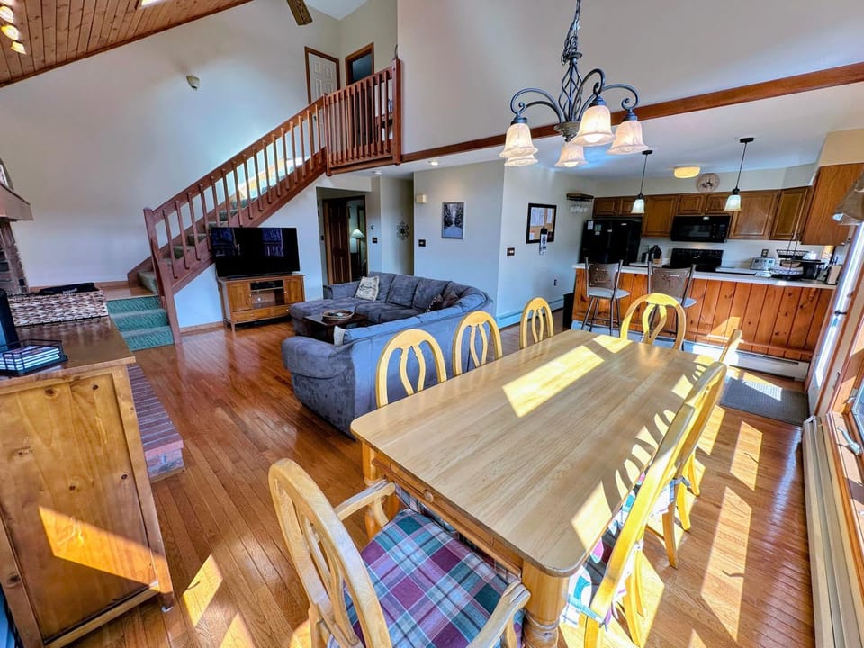 MWP66 End Unit with Gorgeous Mountain Views Pool Table Pool Gym Passes House in Carroll