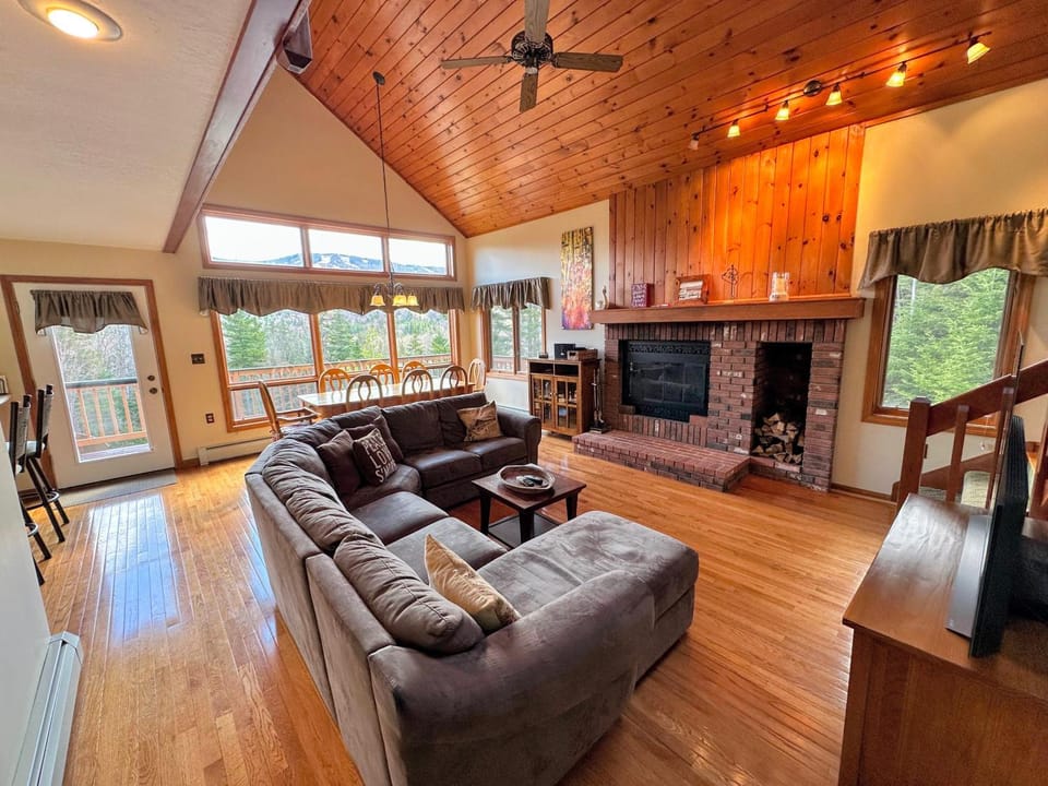 MWP66 End Unit with Gorgeous Mountain Views Pool Table Pool Gym Passes House in Carroll