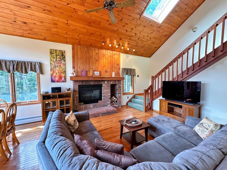 MWP66 End Unit with Gorgeous Mountain Views Pool Table Pool Gym Passes House in Carroll