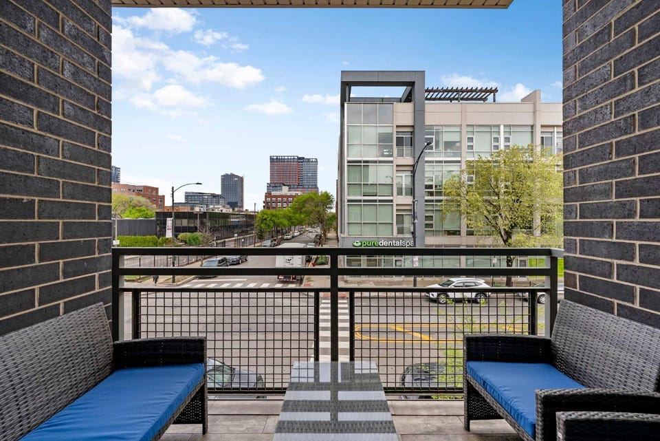 1 Free Parking Gym Balcony Sleeps 10 Apartment in Chicago