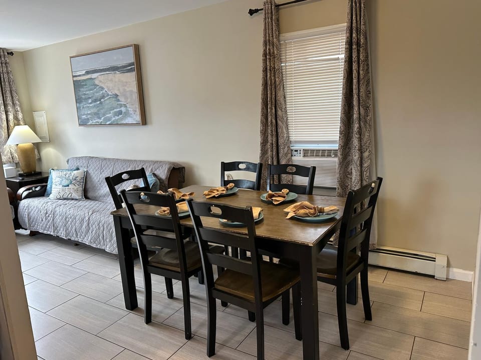 Seating area, Dining area