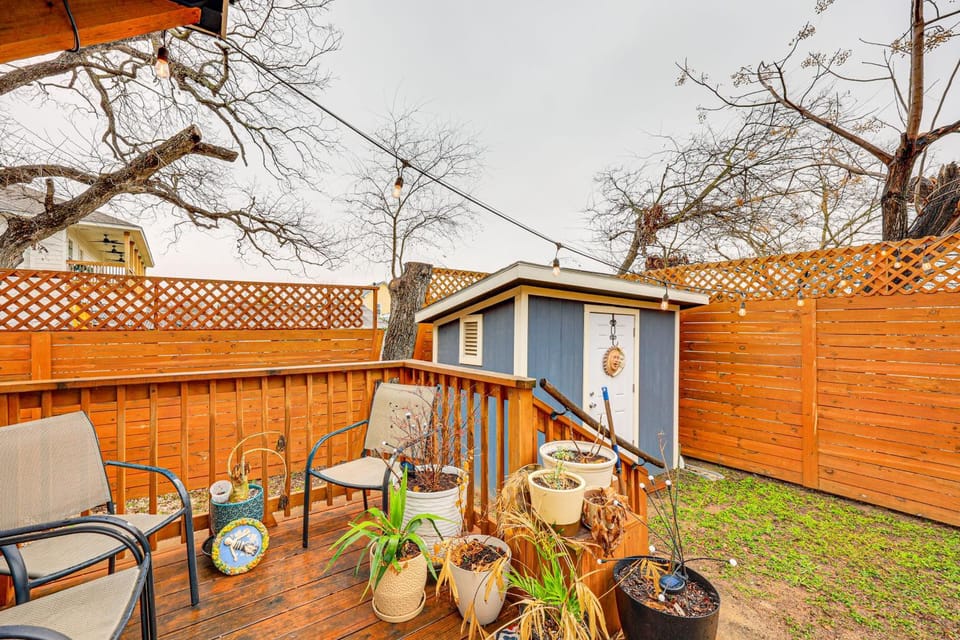 Artsy Bungalow w/ Yard in Dtwn San Antonio House in San Antonio