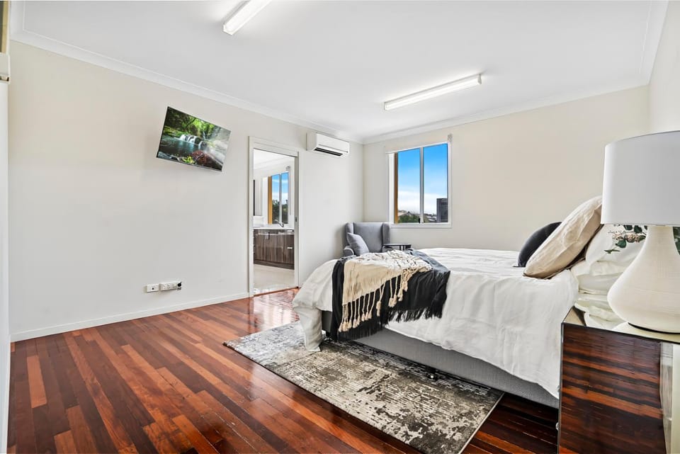 Bed, TV and multimedia, Bedroom