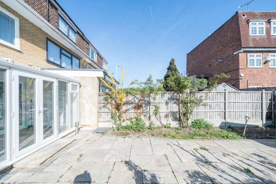 Spacious 5Bedroom Home with Garden & Parking Sleeps 11 Near Elizabeth Line Bed and Breakfast in London