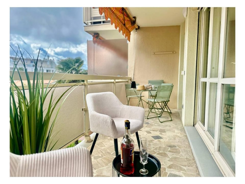 Appartement rénové à Juan les Pins avec parking - FR-1-252-198 Apartment in Antibes