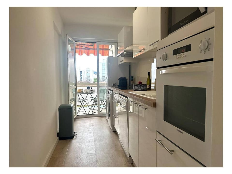 Appartement rénové à Juan les Pins avec parking - FR-1-252-198 Apartment in Antibes