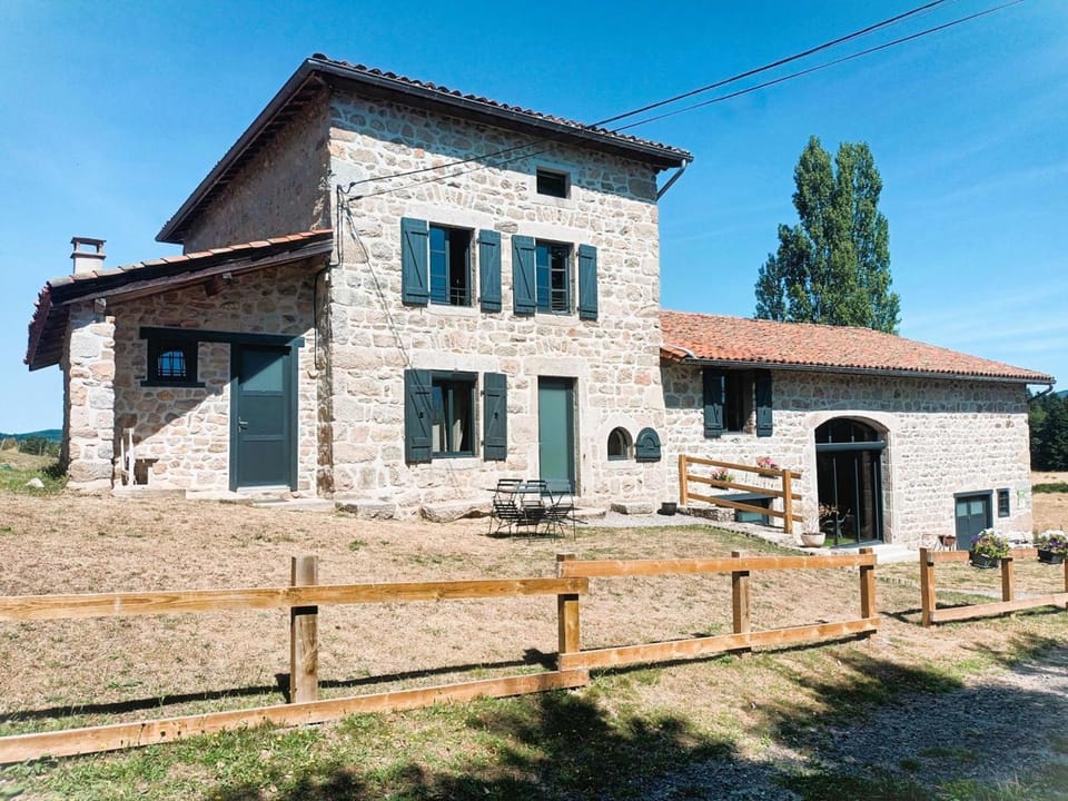 Gîte charme 12/14 pers avec piscine et jeux à Saint-Priest-la-Prugne - FR-1-496-346 House in Auvergne-Rhône-Alpes