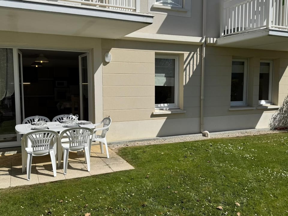 Charmant 3 pièces avec terrasse près de la plage et parking sécurisé - FR-1-487-379 Apartment in Cabourg