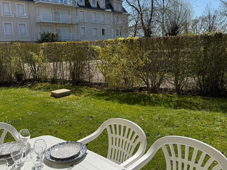 Charmant 3 pièces avec terrasse près de la plage et parking sécurisé - FR-1-487-379 Apartment in Cabourg