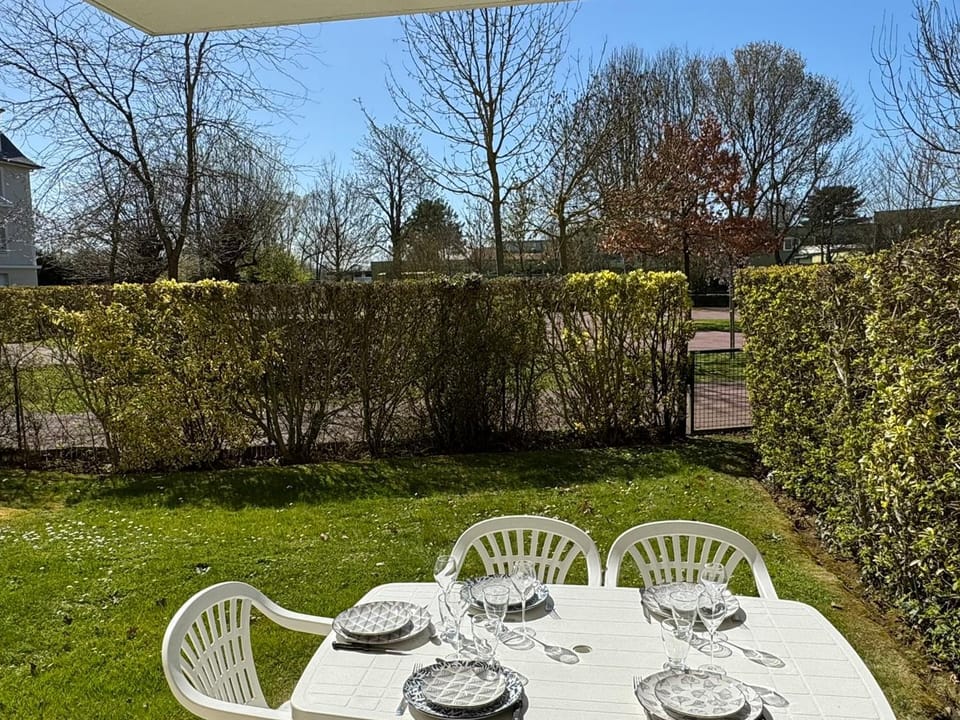 Charmant 3 pièces avec terrasse près de la plage et parking sécurisé - FR-1-487-379 Apartment in Cabourg