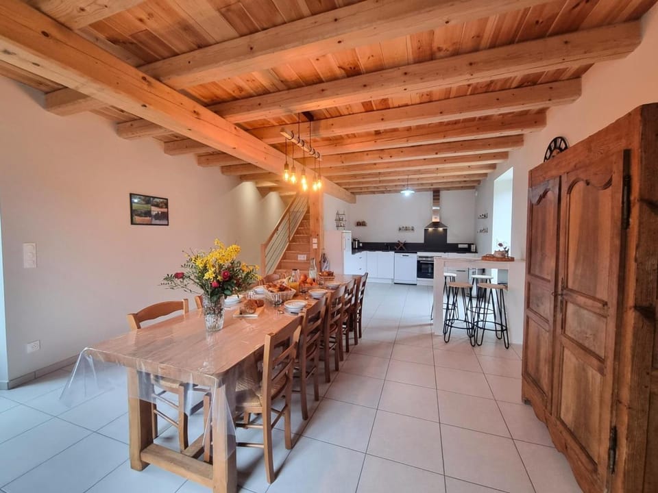 Maison de campagne rénovée, idéale pour 10 pers, cadre naturel et confort moderne - FR-1-496-347 House in Auvergne-Rhône-Alpes