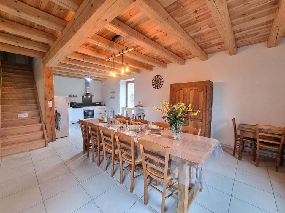 Maison de campagne rénovée, idéale pour 10 pers, cadre naturel et confort moderne - FR-1-496-347 House in Auvergne-Rhône-Alpes