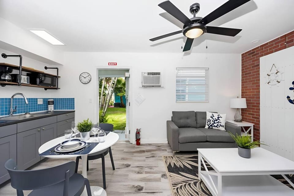 Luna Beach House House in Hollywood